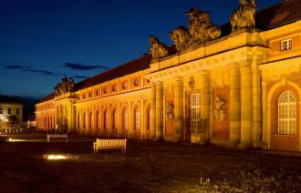 Das Filmmuseum Potsdam wird in der Abenddämmerung beleuchtet.
